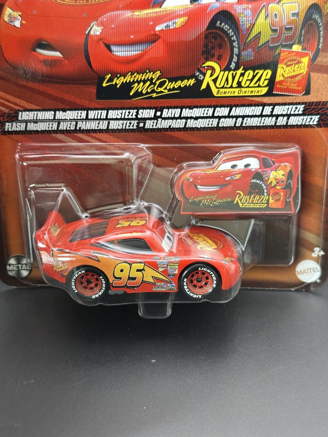 DISNEY PIXAR CARS - LIGHTNING MCQUEEN WITH RUSTEZE SIGN (2025) - CARS - DIECAST