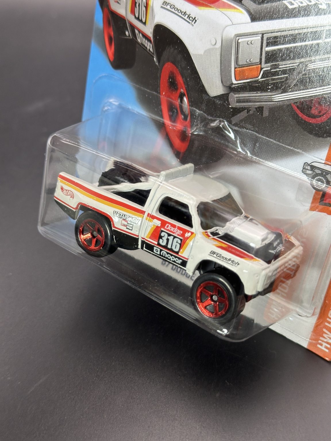 HOT WHEELS - 87 DODGE D100 (2018) - HW HOT TRUCKS 9/10