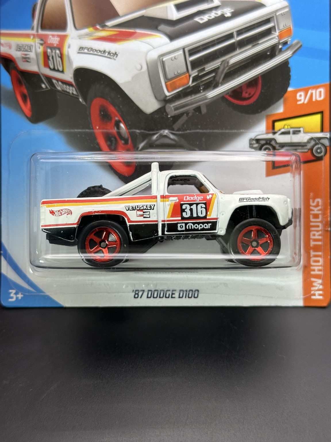 HOT WHEELS - 87 DODGE D100 (2018) - HW HOT TRUCKS 9/10