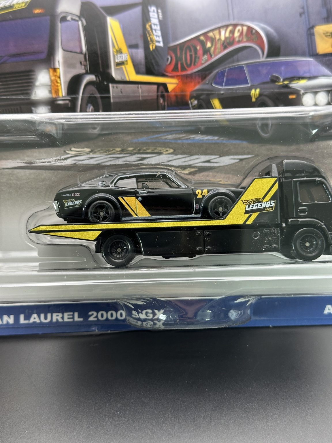 HOT WHEELS - NISSAN LAUREL 2000 SGX AERO LIFT (2024) LEGENDS TOUR TEAM TRANSPORT