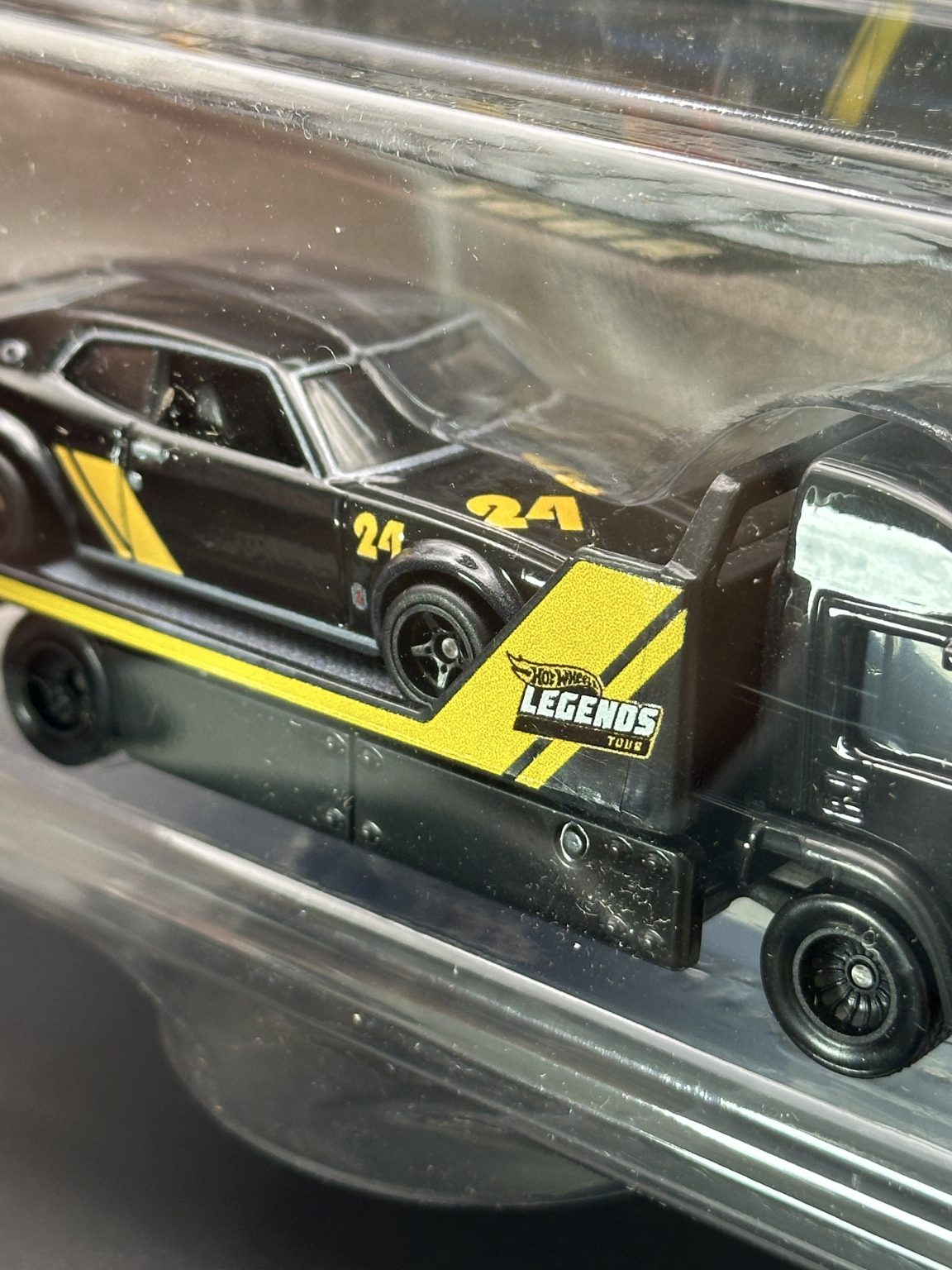 HOT WHEELS - NISSAN LAUREL 2000 SGX AERO LIFT (2024) LEGENDS TOUR TEAM TRANSPORT