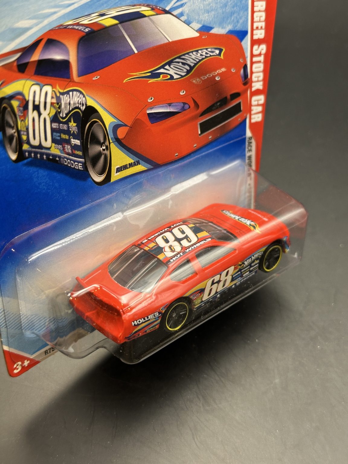 HOT WHEELS - DODGE CHARGER STOCK CAR (2010) - HW RACE WORLD SPEEDWAY 1/4