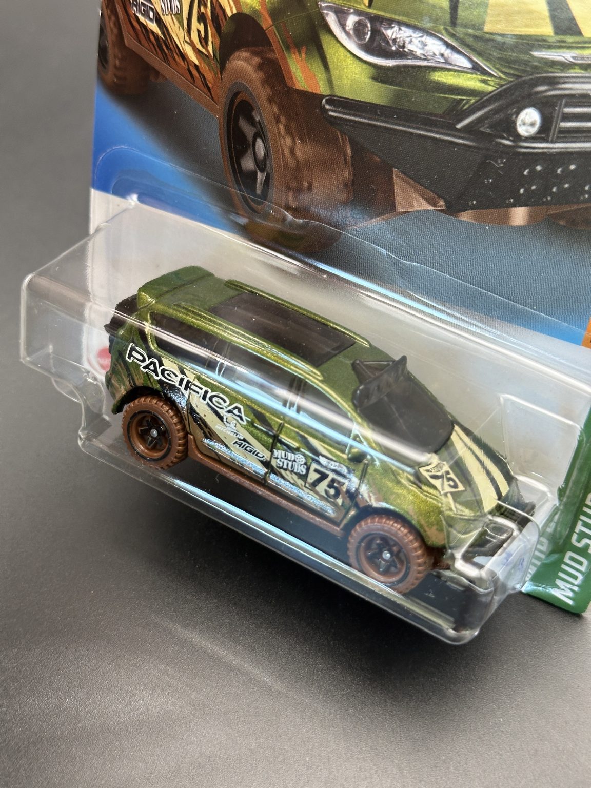 HOT WHEELS - CHRYSLER PACIFICA (2023) - MUD STUDS 1/5