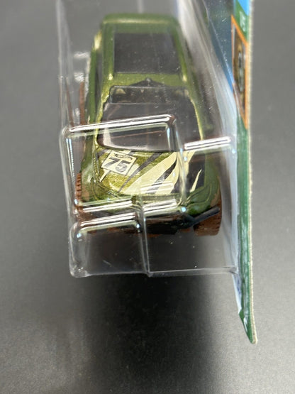 HOT WHEELS - CHRYSLER PACIFICA (2023) - MUD STUDS 1/5
