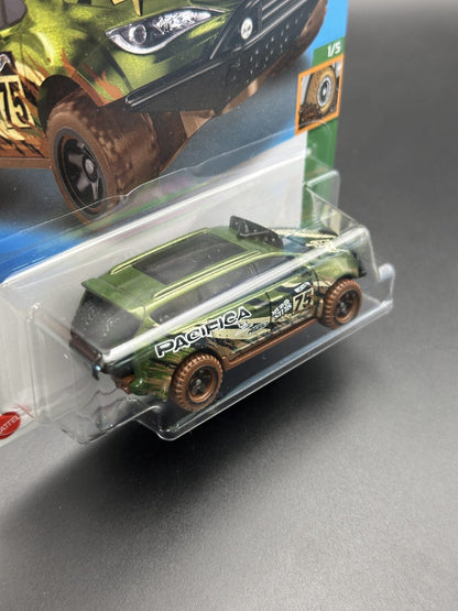 HOT WHEELS - CHRYSLER PACIFICA (2023) - MUD STUDS 1/5