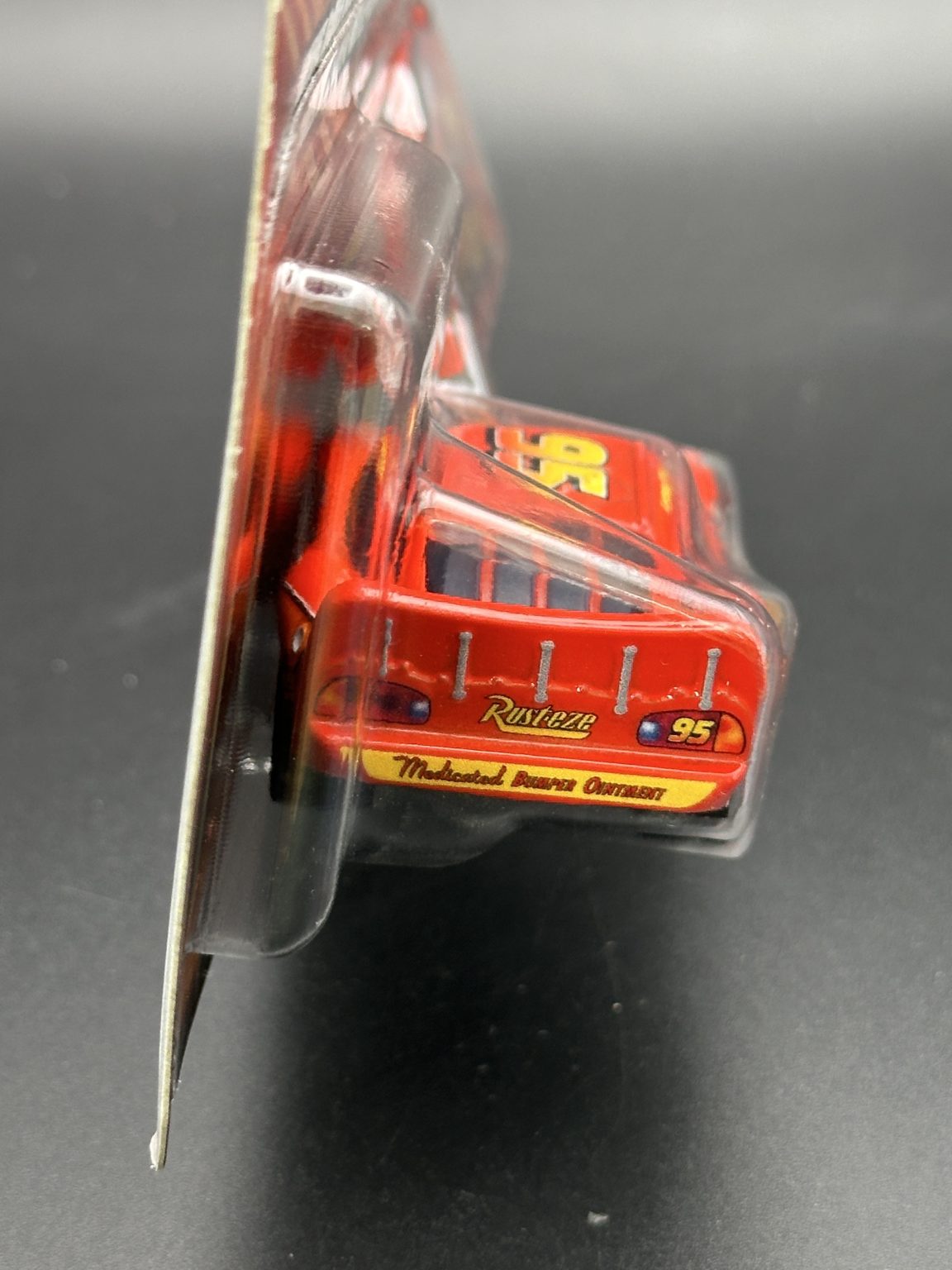 DISNEY PIXAR CARS - LIGHTNING MCQUEEN WITH RUSTEZE SIGN (2025) - CARS - DIECAST
