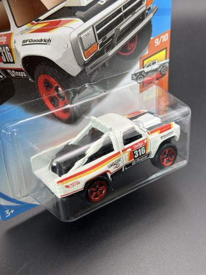 HOT WHEELS - 87 DODGE D100 (2018) - HW HOT TRUCKS 9/10