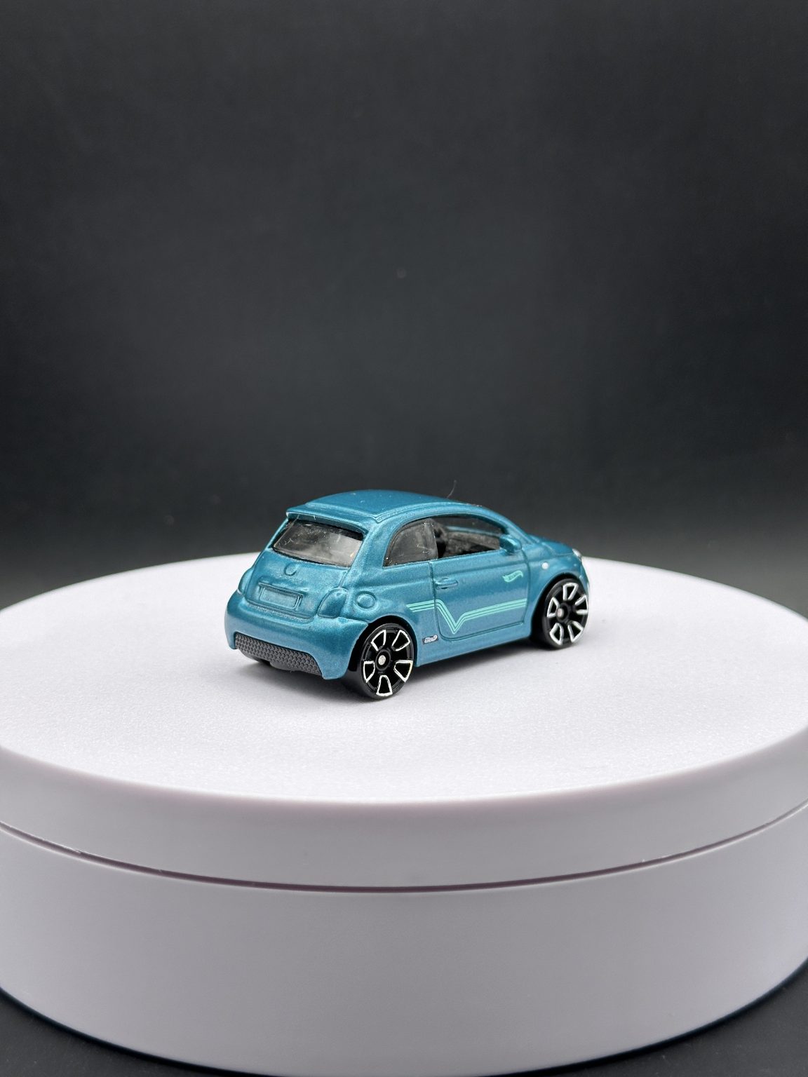 HOT WHEELS - FIAT 500e (2023) - HW GREEN SPEED 8/10 - LOOSE