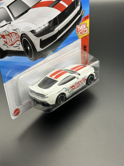 HOT WHEELS - FORD MUSTANG DARK HORSE (2025) - HW THEN AND NOW 7/10