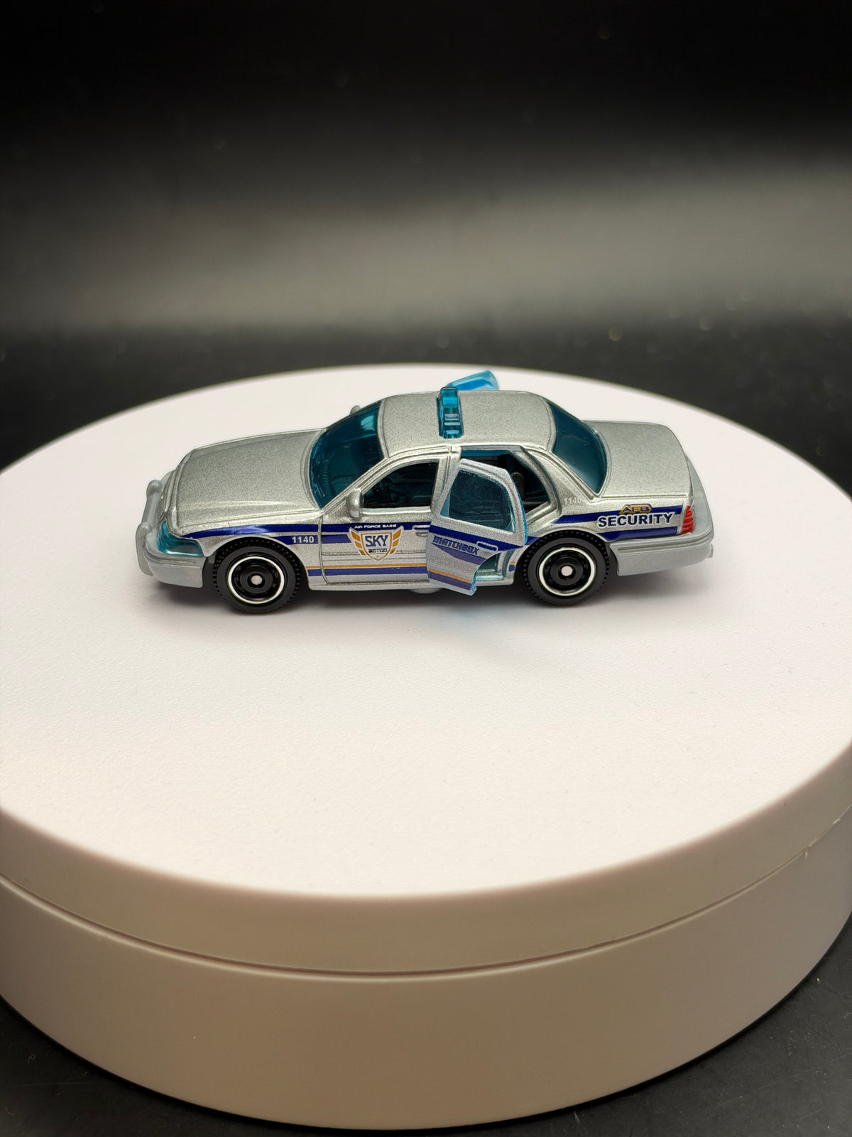 MATCHBOX - 2006 FORD CROWN VICTORIA - DIECAST - LOOSE