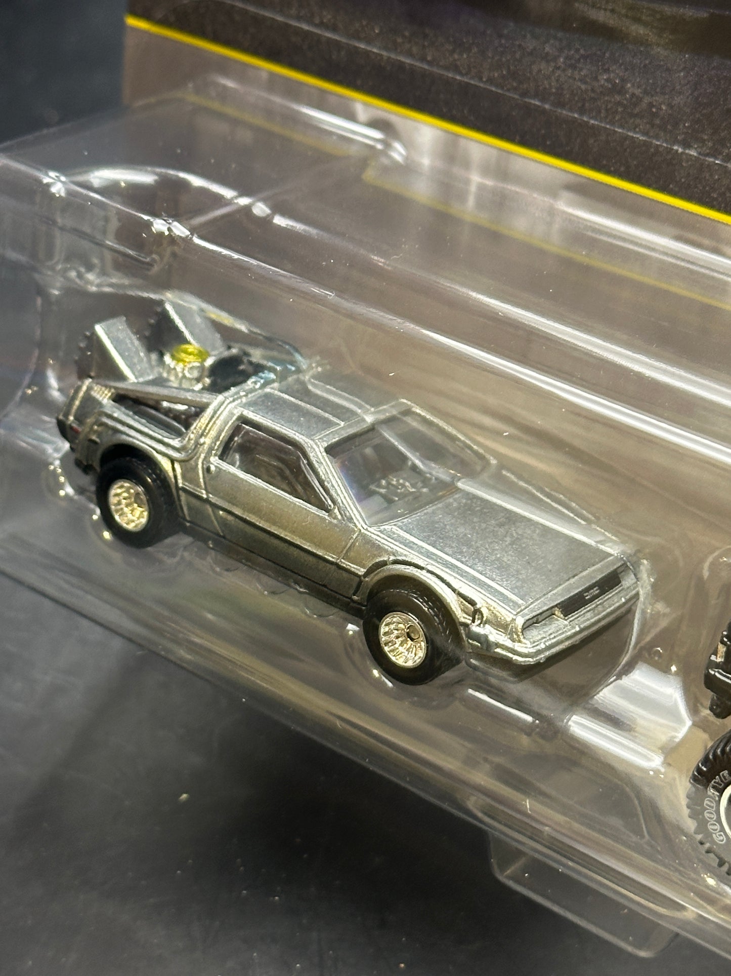 HOT WHEELS - BACK TO THE FUTURE TIME MACHINE / 1987 TOYOTA PICKUP TRUCK (2026) - 2 PACK