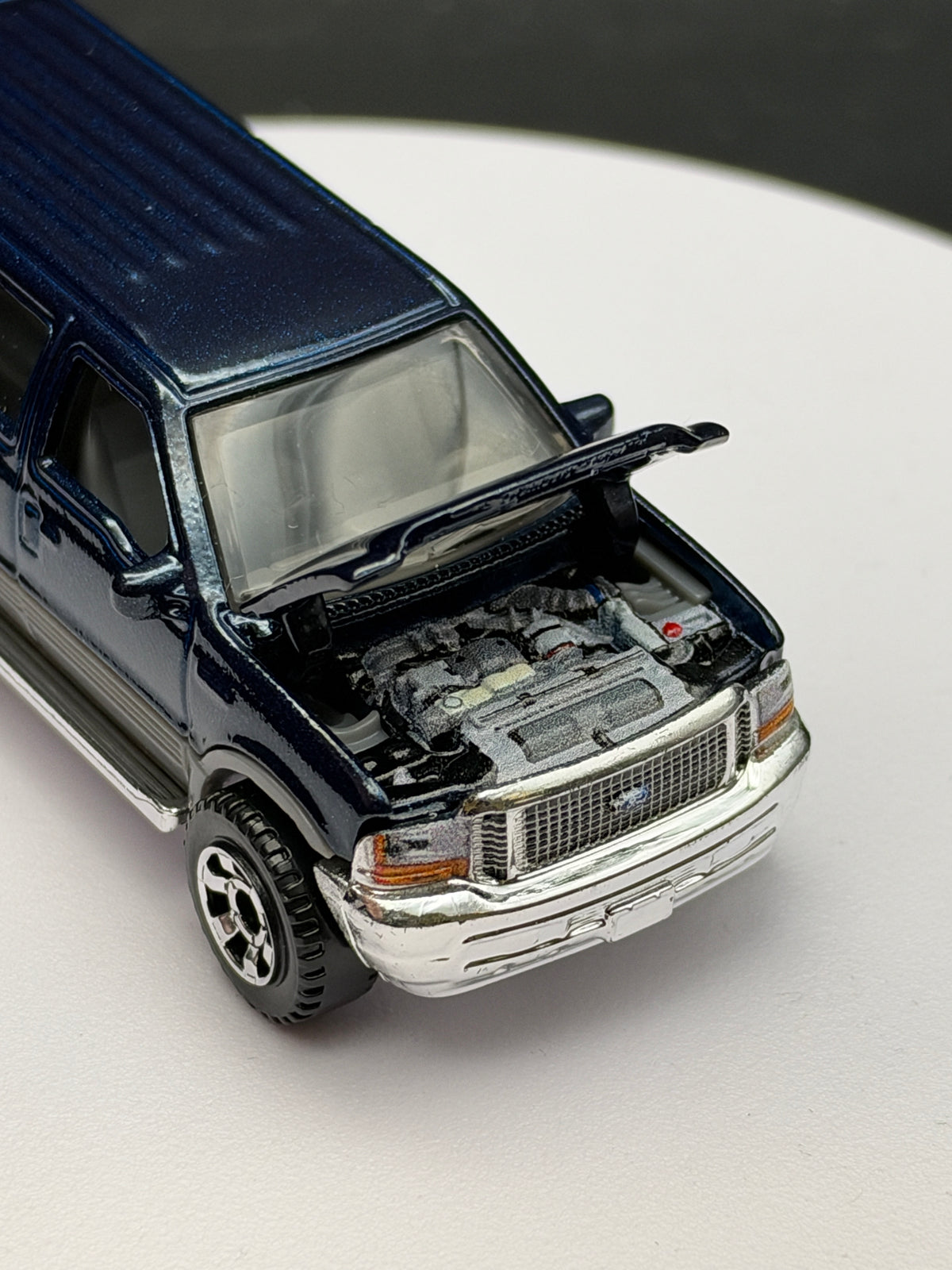 MATCHBOX - 2004 FORD EXCURSION - DIECAST - LOOSE