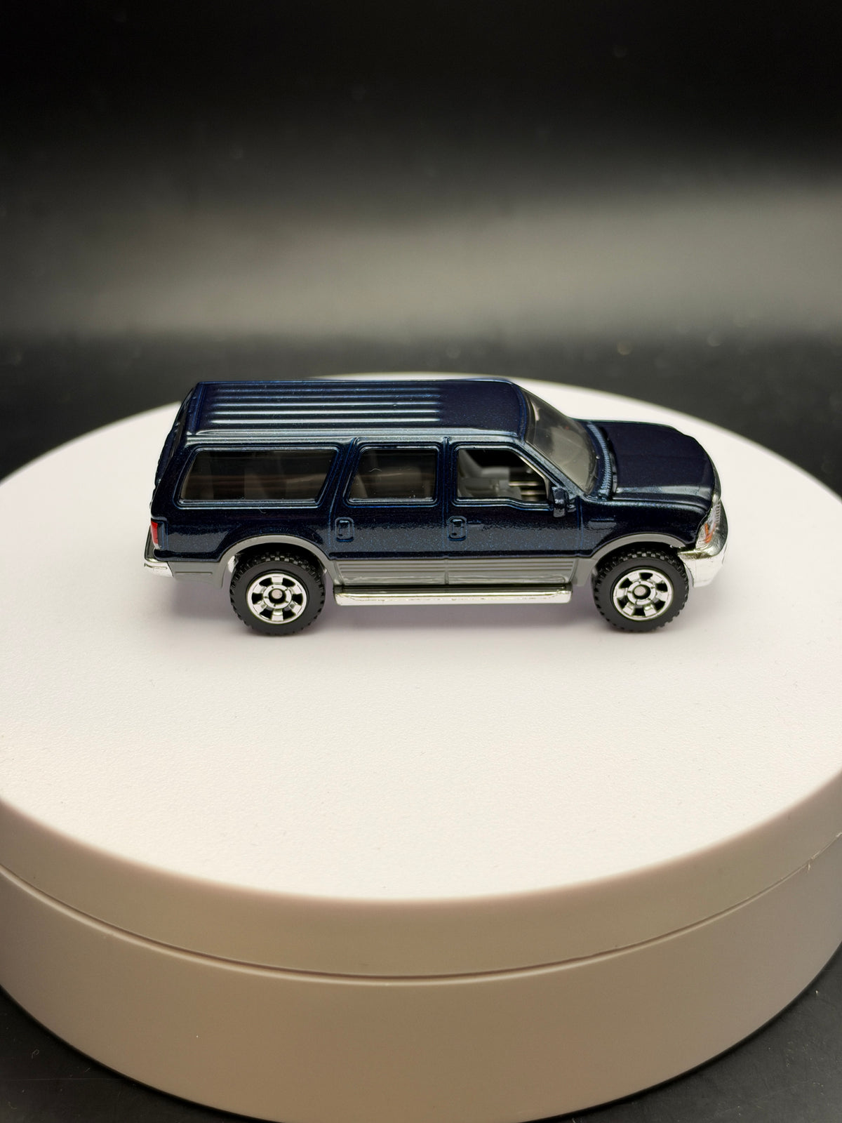 MATCHBOX - 2004 FORD EXCURSION - DIECAST - LOOSE