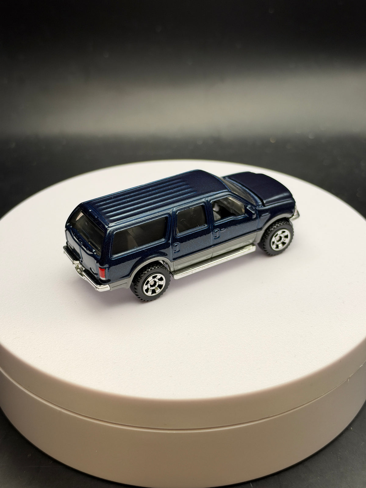 MATCHBOX - 2004 FORD EXCURSION - DIECAST - LOOSE