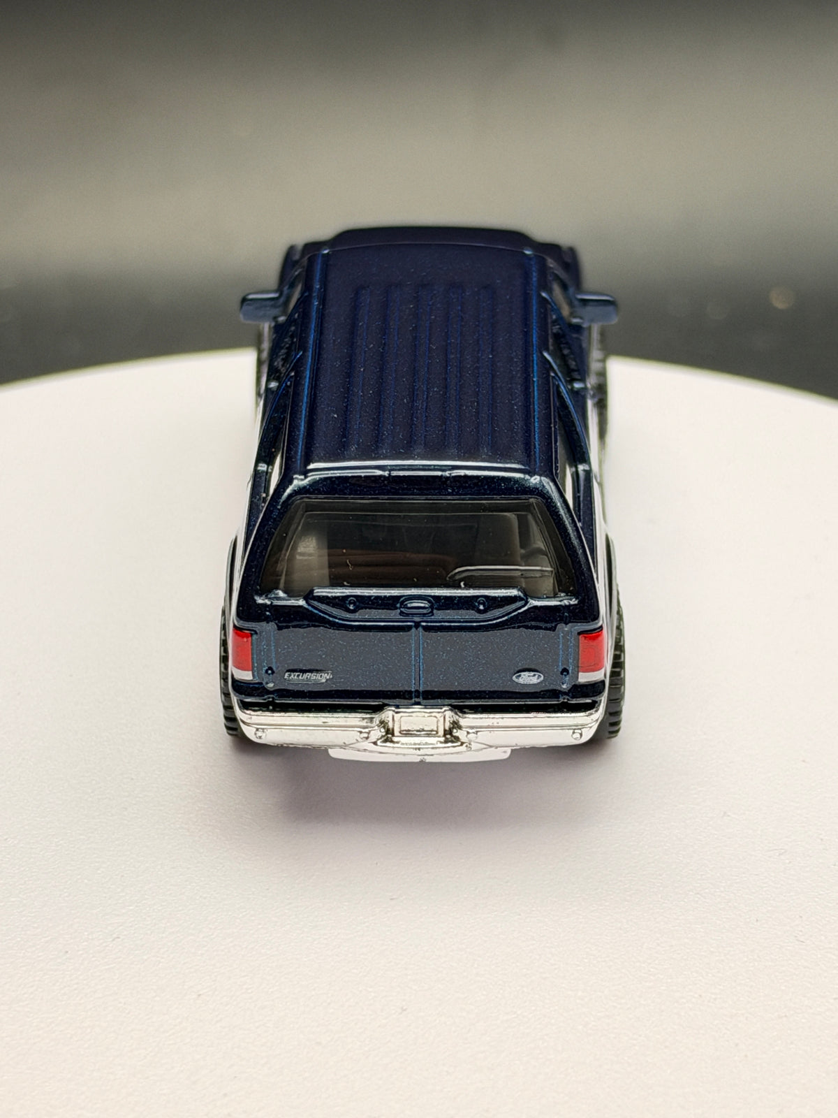 MATCHBOX - 2004 FORD EXCURSION - DIECAST - LOOSE