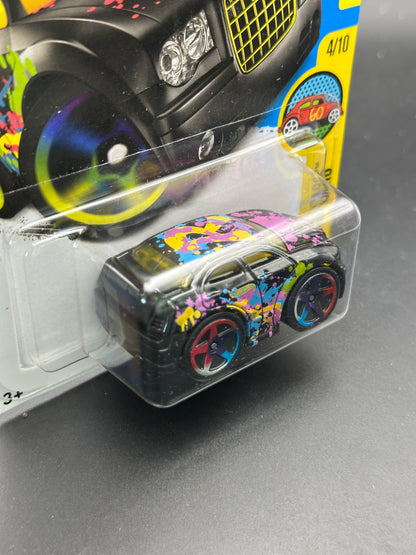 HOT WHEELS - CHRYSLER 300C - (2016) - HW ART CARS 4/10