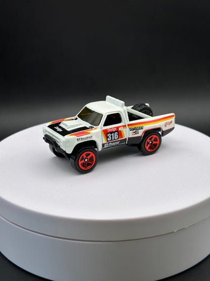HOT WHEELS - 87 DODGE D100 (2018) - HW HOT TRUCKS 9/10 - LOOSE