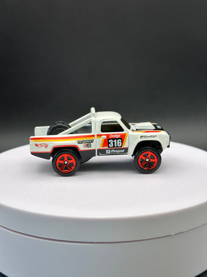 HOT WHEELS - 87 DODGE D100 (2018) - HW HOT TRUCKS 9/10 - LOOSE