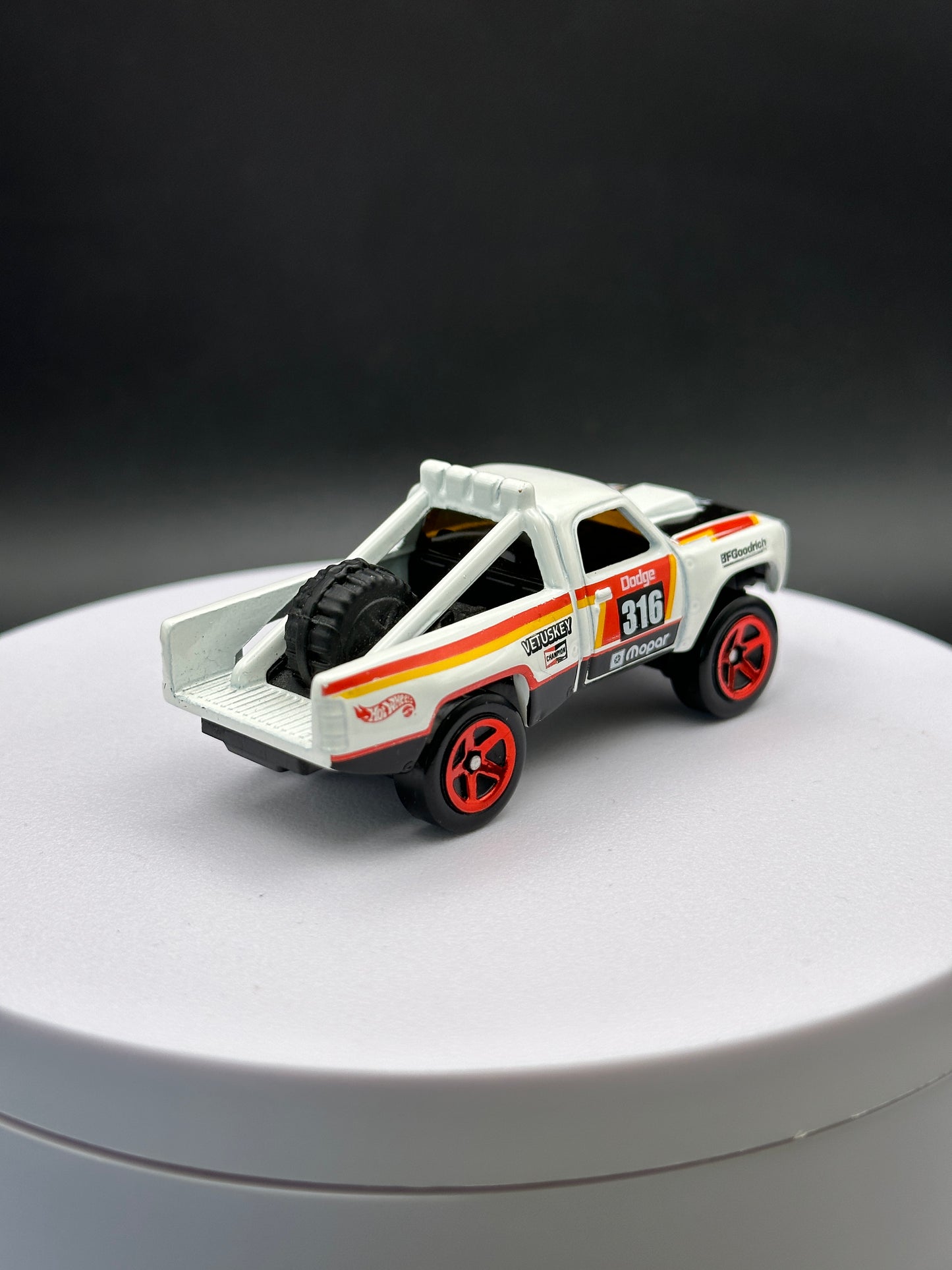 HOT WHEELS - 87 DODGE D100 (2018) - HW HOT TRUCKS 9/10 - LOOSE