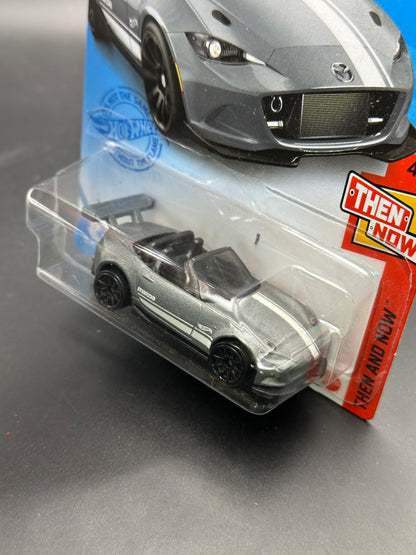 HOT WHEELS - 15 MAZDA MX5 MIATA (2021) - HW THEN AND NOW 4/10