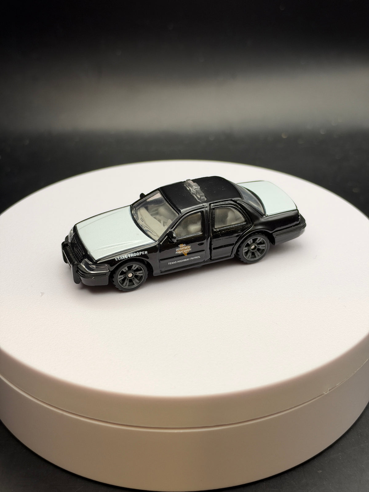 MATCHBOX - 2006 FORD CROWN VICTORIA - DIECAST - LOOSE