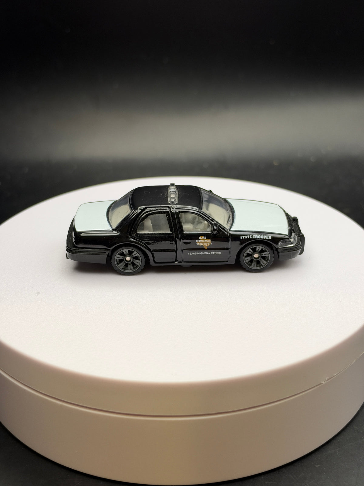 MATCHBOX - 2006 FORD CROWN VICTORIA - DIECAST - LOOSE