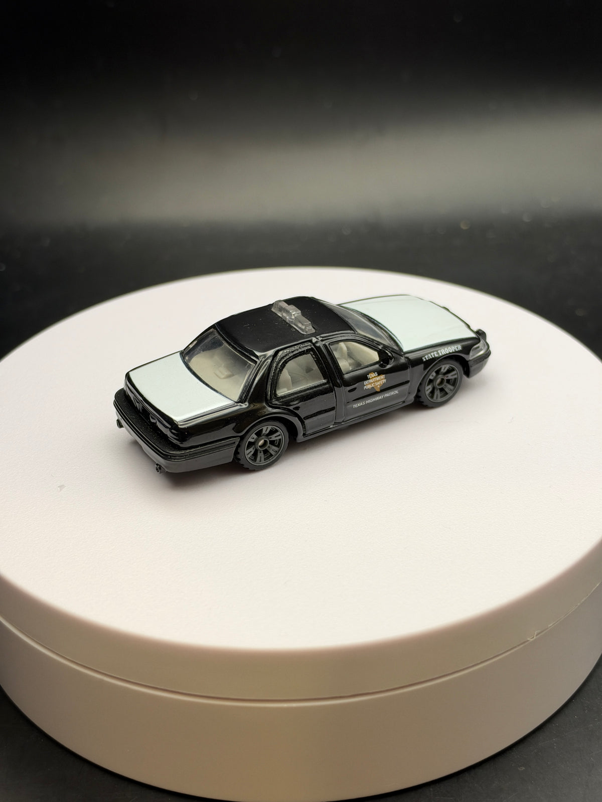 MATCHBOX - 2006 FORD CROWN VICTORIA - DIECAST - LOOSE