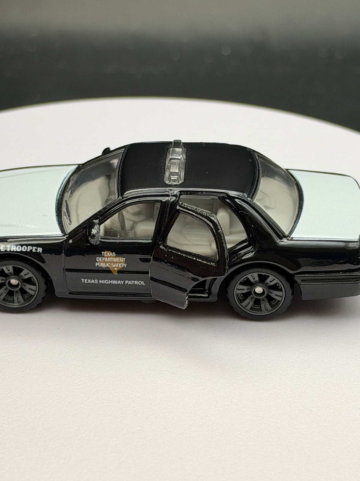 MATCHBOX - 2006 FORD CROWN VICTORIA - DIECAST - LOOSE