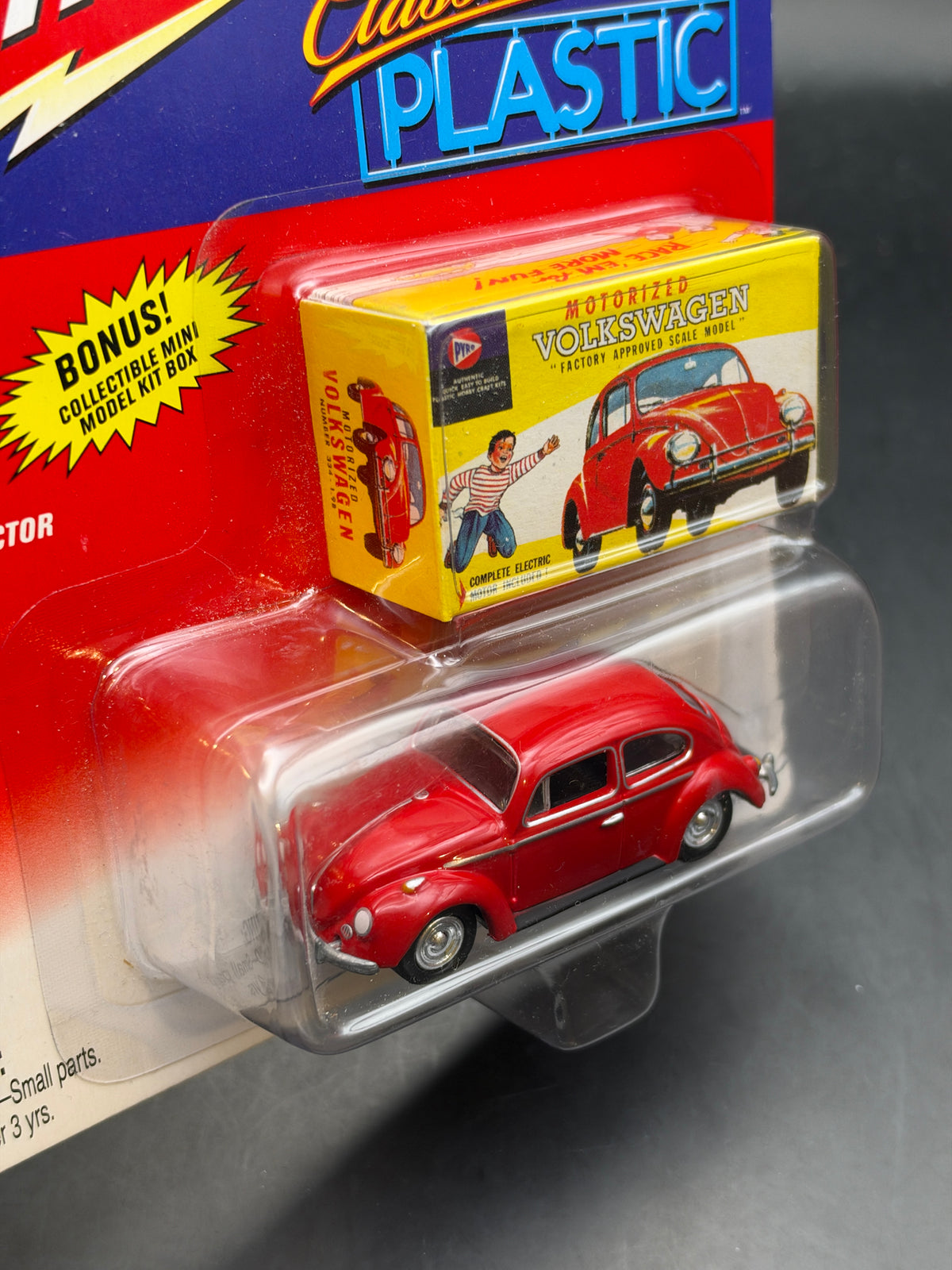 JOHNNY LIGHTNING - 1966 VOLKSWAGEN BEETLE - CLASSIC PLASTIC COLLECTION