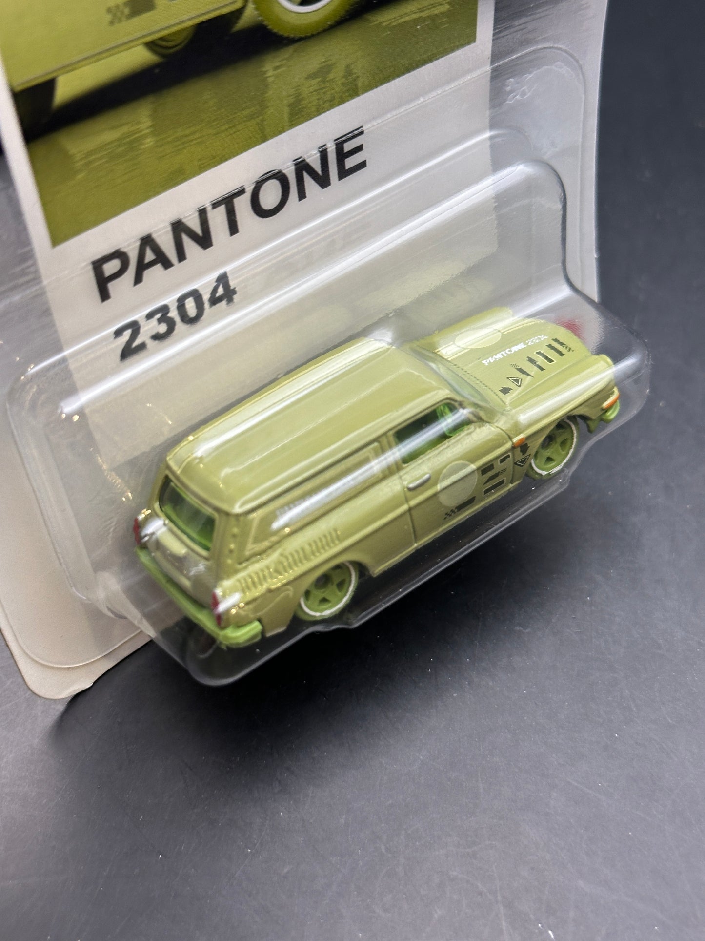 HOT WHEELS - CUSTOM 69 VOLKSWAGEN SQUAREBACK (2026) - HW PANTONE SERIES 2/6