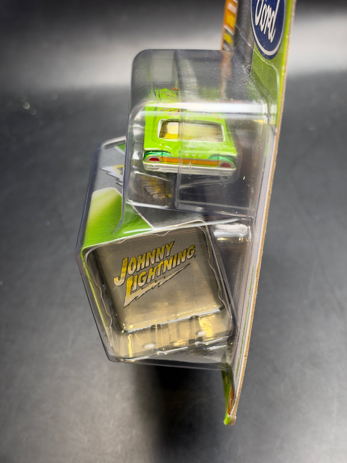 JOHNNY LIGHTNING - 1960 FORD COUNTRY SQUIRE - PRO COLLECTOR STORAGE TIN