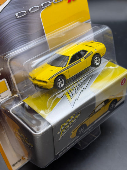 JOHNNY LIGHTNING - 2010 DODGE CHALLENGER R/T - PRO COLLECTOR STORAGE TIN