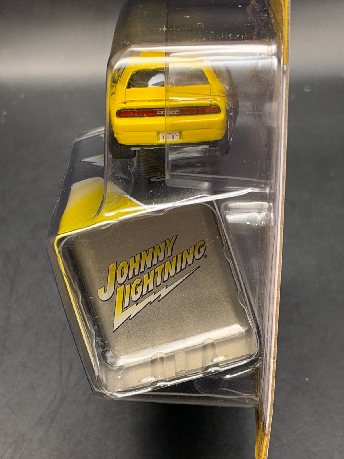 JOHNNY LIGHTNING - 2010 DODGE CHALLENGER R/T - PRO COLLECTOR STORAGE TIN