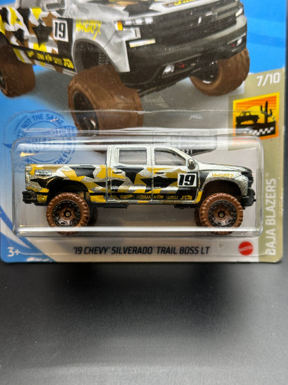 HOT WHEELS - 19 CHEVY SILVERADO TRAIL BOSS LT (2021) - ZAMAC - HW BAJA BLAZERS 7/10