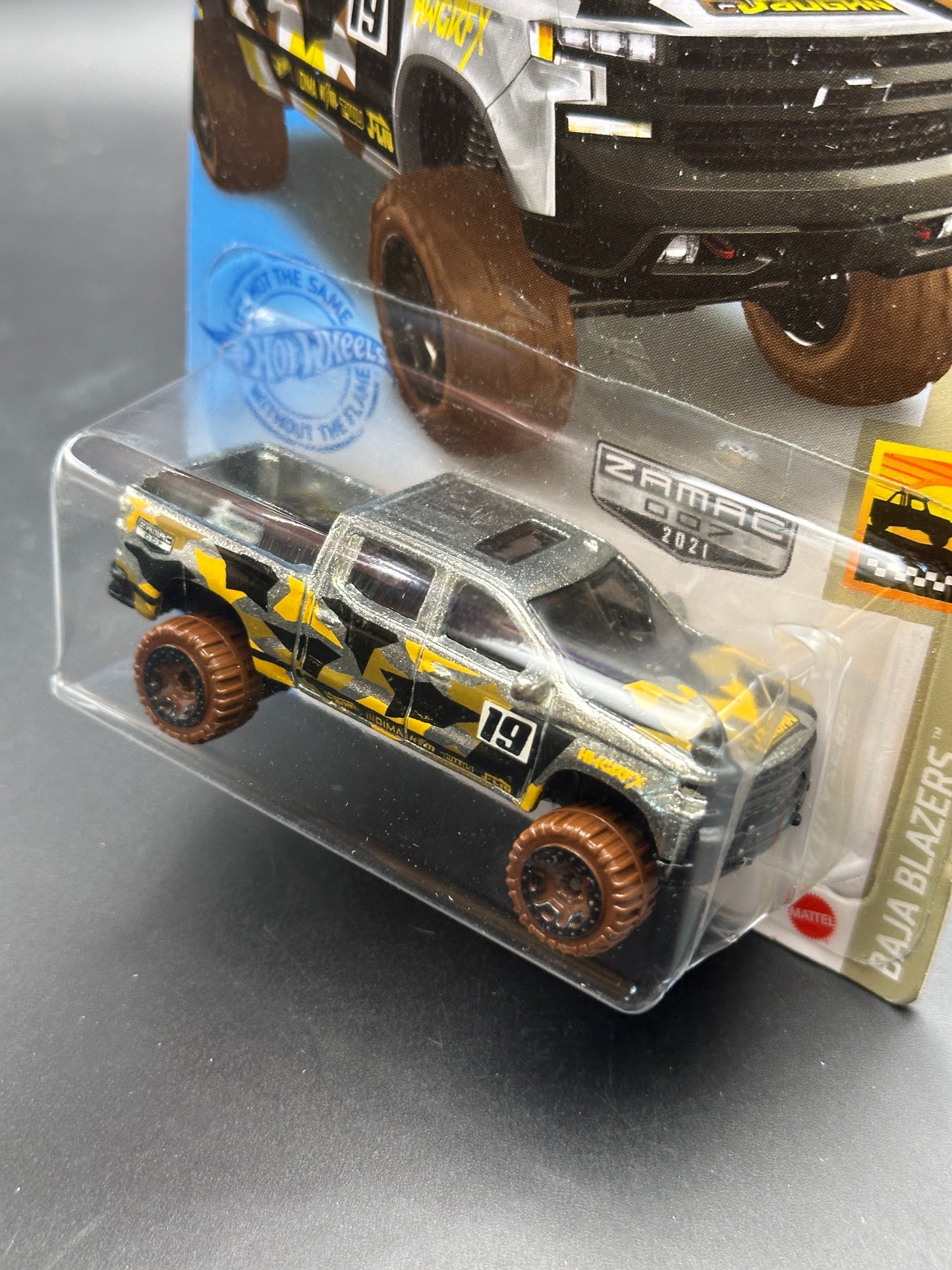 HOT WHEELS - 19 CHEVY SILVERADO TRAIL BOSS LT (2021) - ZAMAC - HW BAJA BLAZERS 7/10