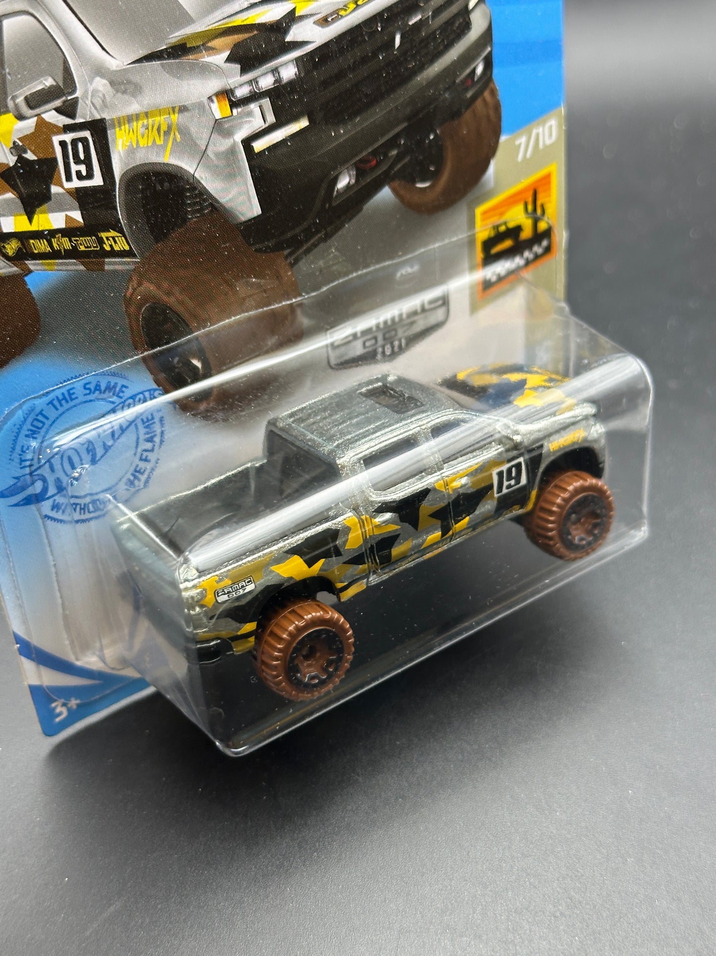 HOT WHEELS - 19 CHEVY SILVERADO TRAIL BOSS LT (2021) - ZAMAC - HW BAJA BLAZERS 7/10