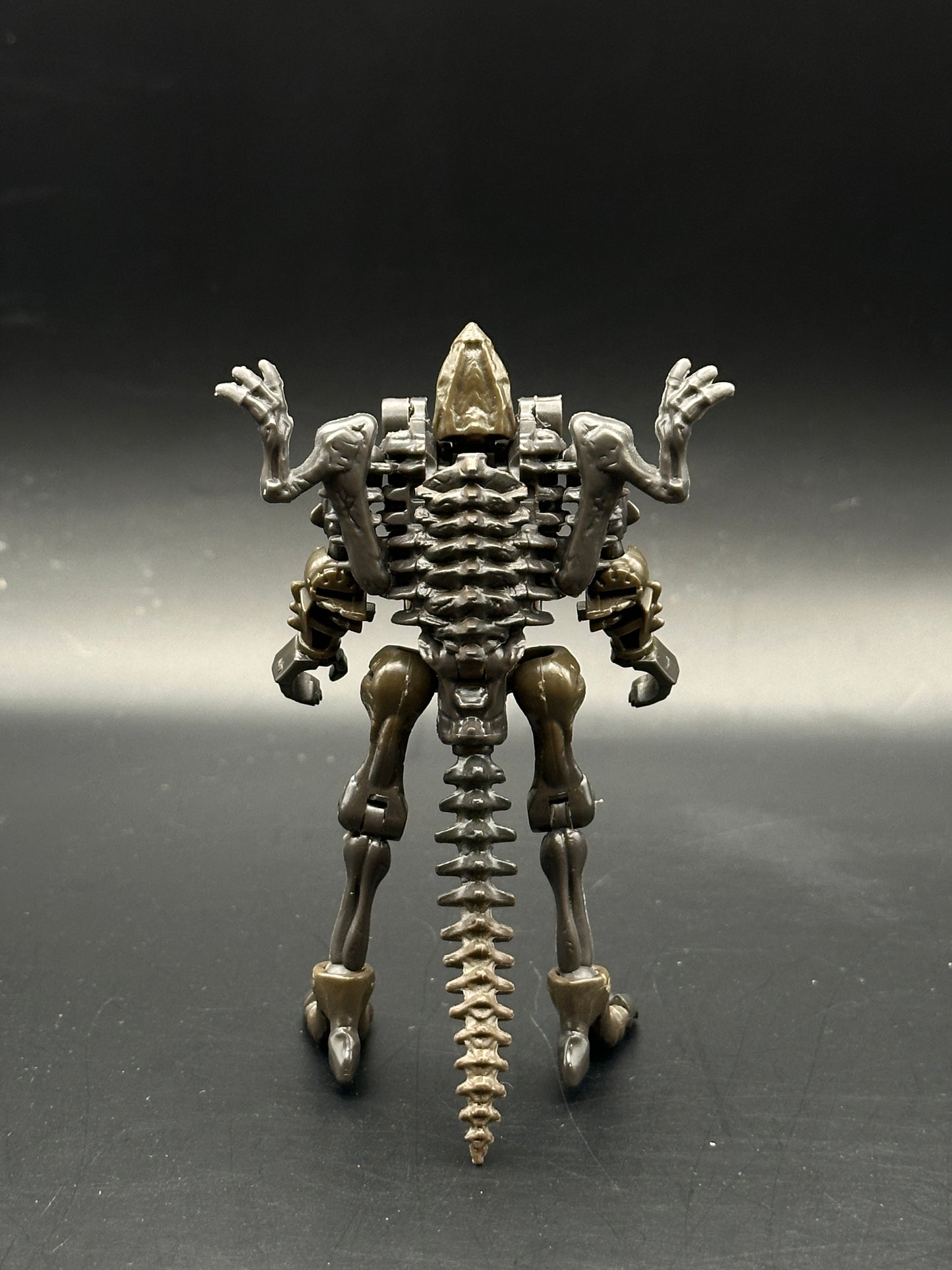 TRANSFORMERS GENERATIONS: WAR OF CYBERTRON KINGDOM - VERTEBREAK - LOOSE ACTION FIGURE