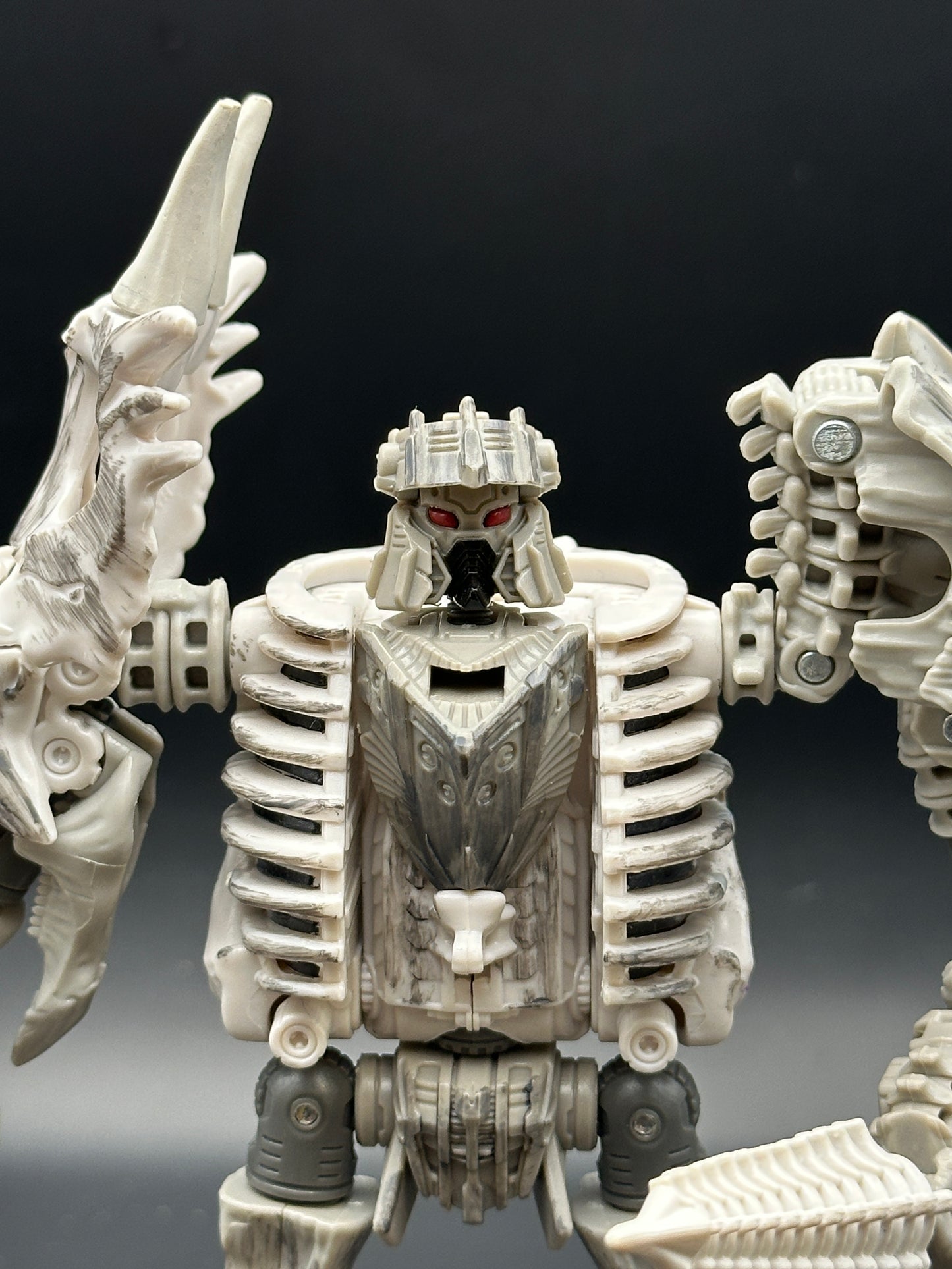 TRANSFORMERS GENERATIONS: WAR OF CYBERTRON KINGDOM - RACTONITE - LOOSE ACTION FIGURE