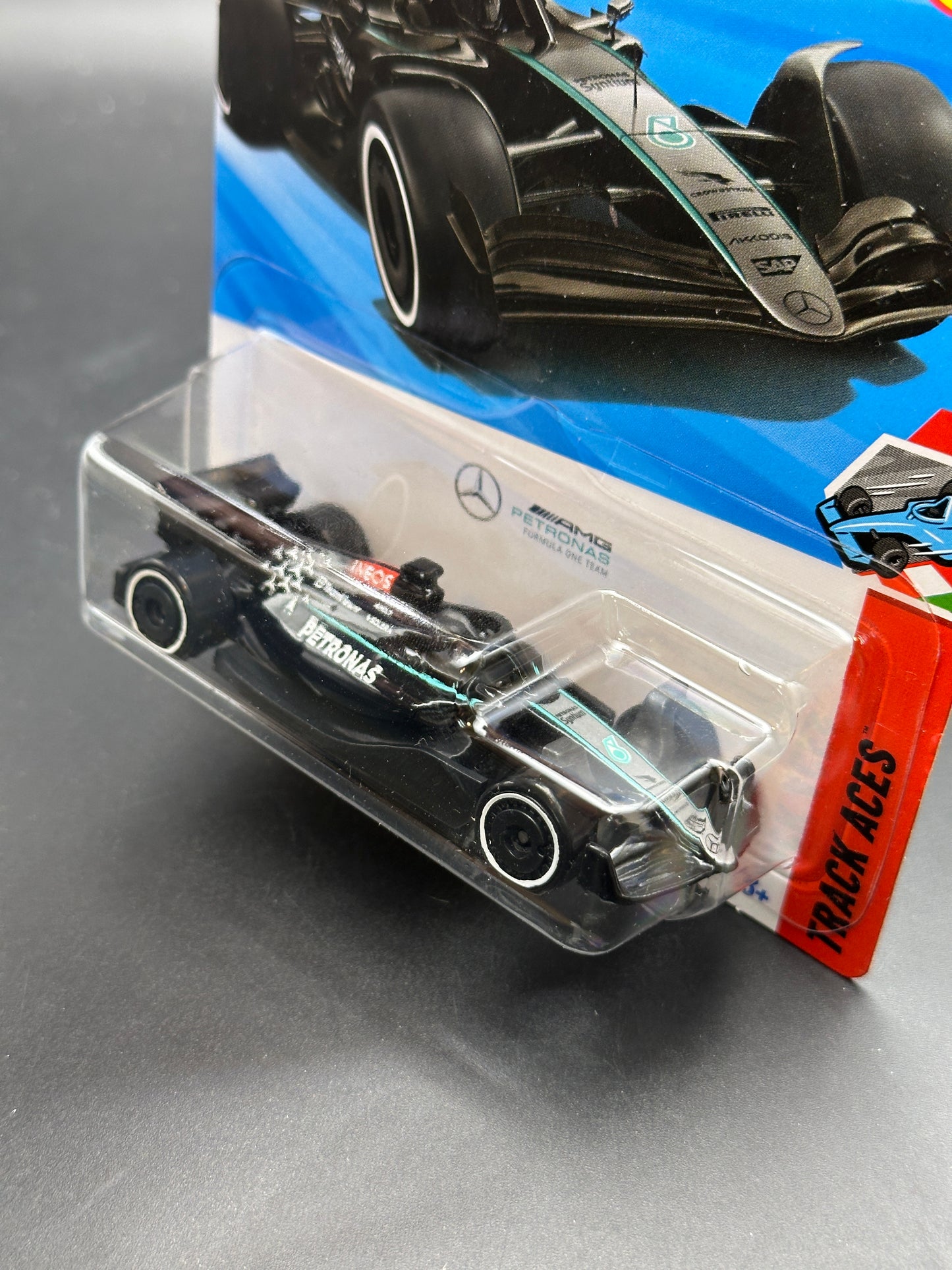 HOT WHEELS - MERCEDES AMG PETRONAS FORMULA ONE TEAM (2025) - HW TRACK ACES 1/5