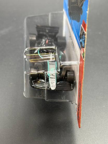 HOT WHEELS - MERCEDES AMG PETRONAS FORMULA ONE TEAM (2025) - HW TRACK ACES 1/5