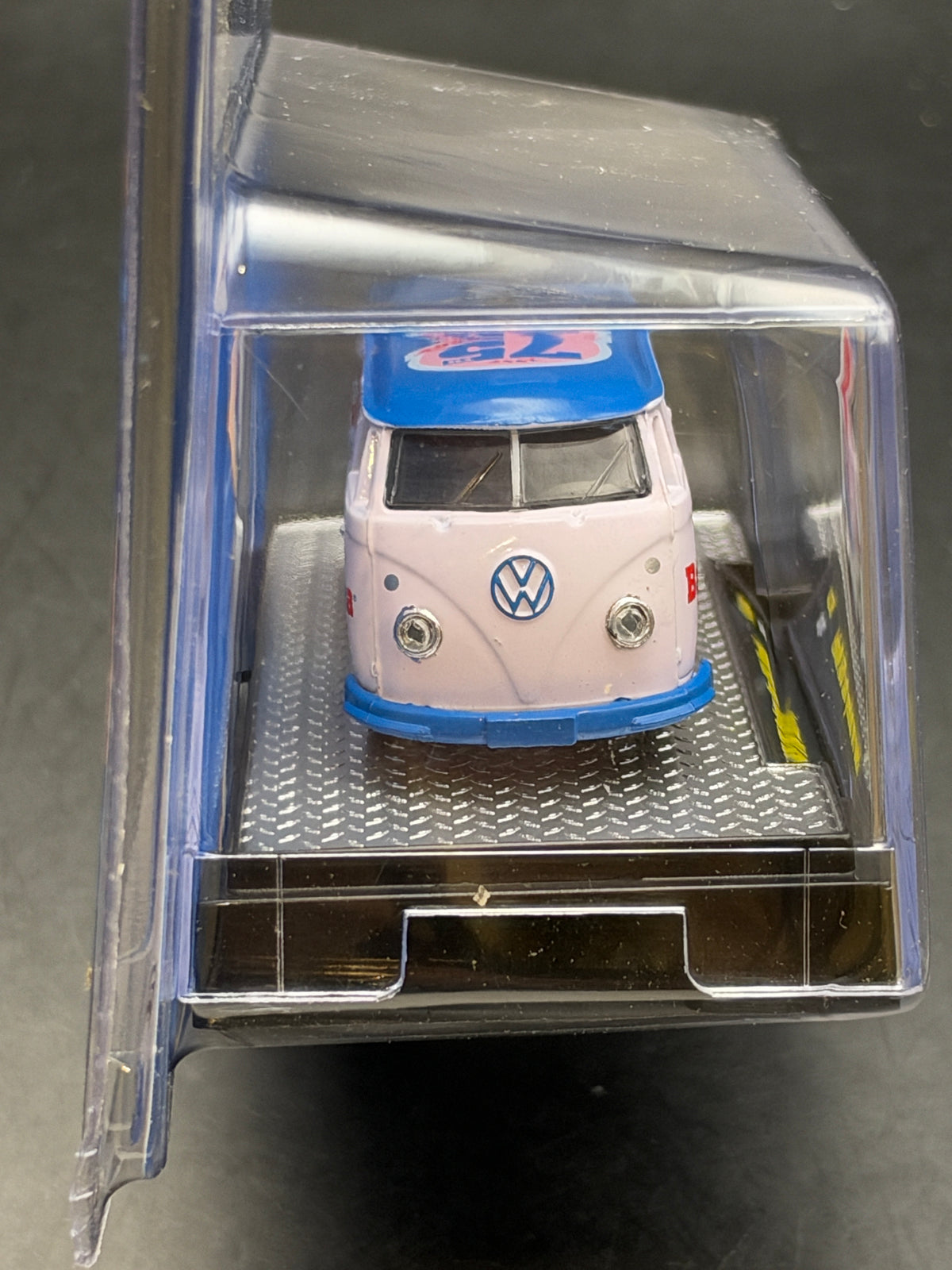 M2 MACHINES - 1960 VW DELIVERY VAN USA MODEL - HS34 22-33
