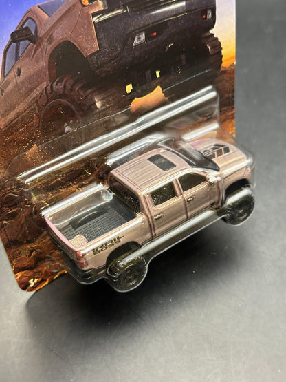 HOT WHEELS - 2019 CHEVROLET SILVERADO TRAIL BOSS LT (2026) - SILVER SERIES - PERFORMANCE TRUCKS SERIES 1/5