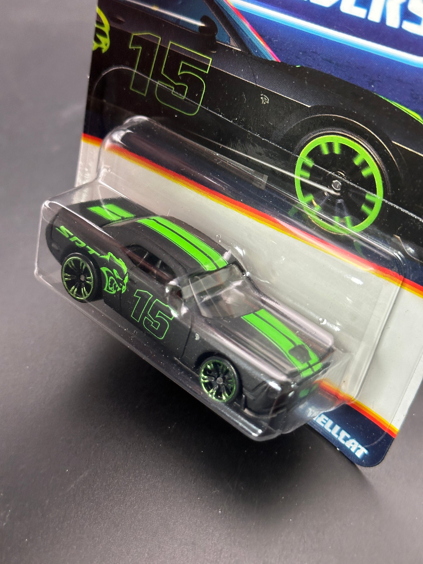 HOT WHEELS - 15 DODGE CHALLENGER SRT HELLCAT (2024) - NEON SPEEDERS SERIES 6/8