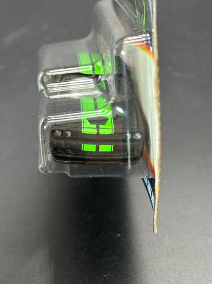 HOT WHEELS - 15 DODGE CHALLENGER SRT HELLCAT (2024) - NEON SPEEDERS SERIES 6/8