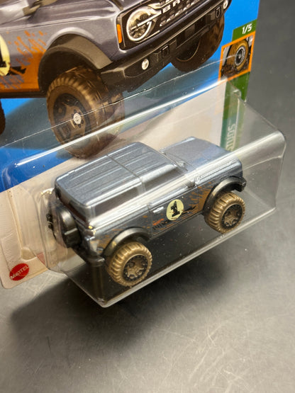 HOT WHEELS - 21 FORD BRONCO (2022) - MUD STUDS 1/5