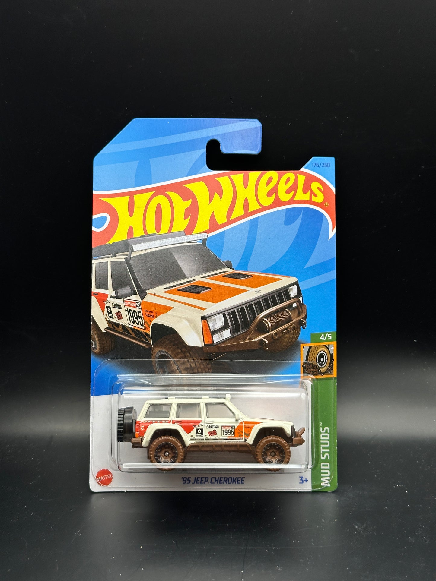 HOT WHEELS - 95 JEEP CHEROKEE (2023) - TREASURE HUNT - HW MUD STUDS 4/5