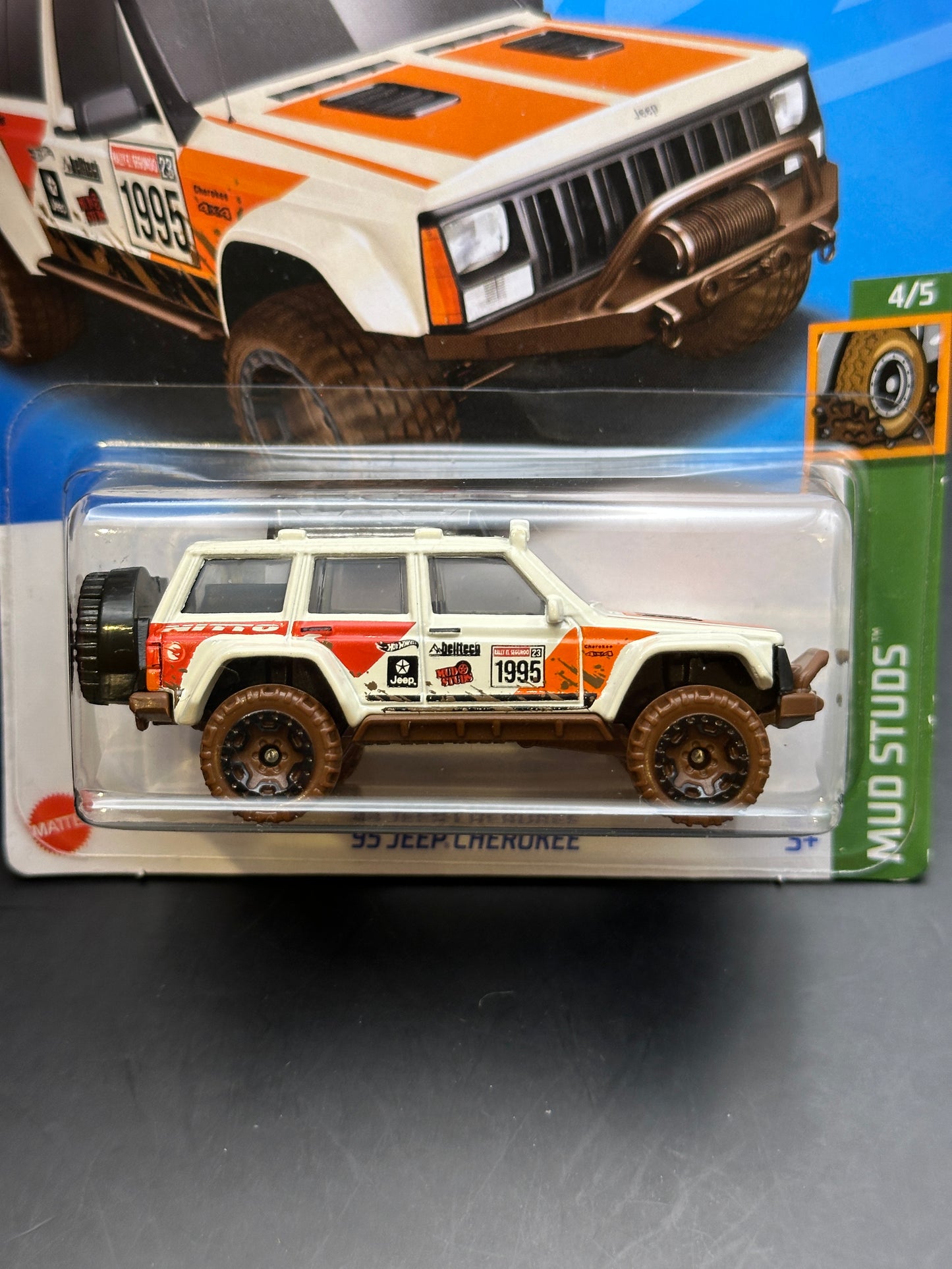 HOT WHEELS - 95 JEEP CHEROKEE (2023) - TREASURE HUNT - HW MUD STUDS 4/5