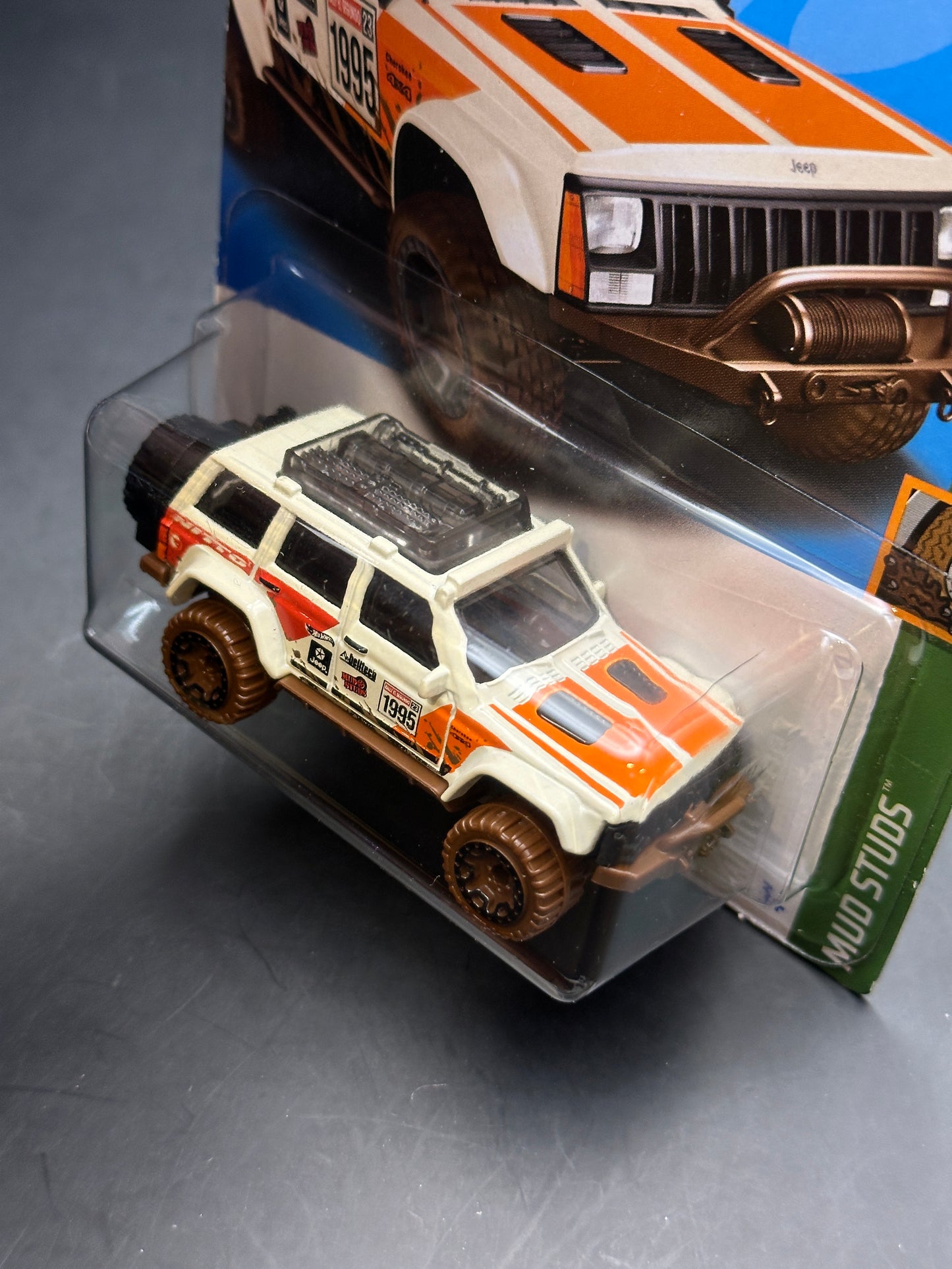 HOT WHEELS - 95 JEEP CHEROKEE (2023) - TREASURE HUNT - HW MUD STUDS 4/5