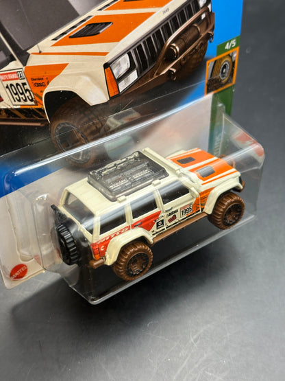 HOT WHEELS - 95 JEEP CHEROKEE (2023) - TREASURE HUNT - HW MUD STUDS 4/5