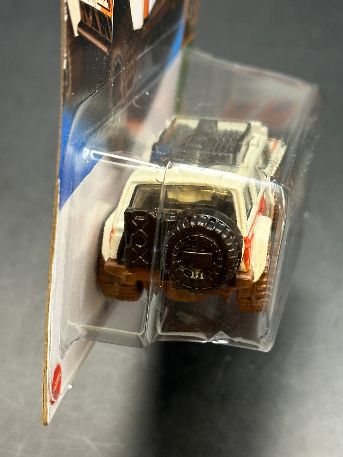 HOT WHEELS - 95 JEEP CHEROKEE (2023) - TREASURE HUNT - HW MUD STUDS 4/5